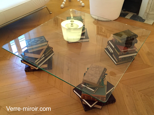 Table basse en verre trempe avec pieds formé de livres